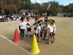 チームで、リレーの気合いを入れている様子