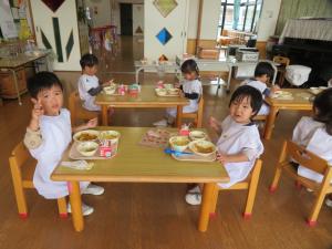 3歳児が給食を食べている様子