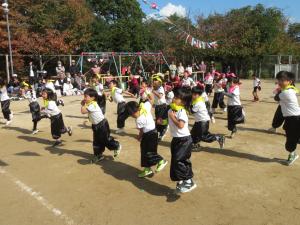 リズムダンスを踊っている様子