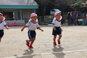 3歳児がかけっこしているところ