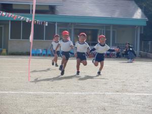 4歳児がかけっこしているところ