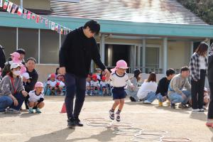 3歳児が親子競技をしているところ