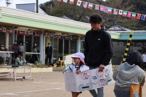 4歳児が親子競技をしているところ