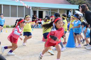 5歳児がリレーをしているところ
