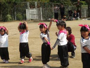 リズムダンスを踊っている様子