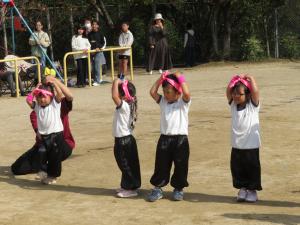 リズムダンスを踊っている様子