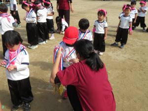 運動会の閉会式で金メダルをもらう様子