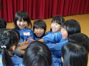 幼稚園交流でふれあい遊びをしている様子
