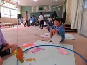 幼小交流会で秋の遊びをしている様子