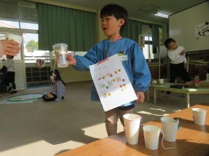 どんぐりマラカスをしている様子