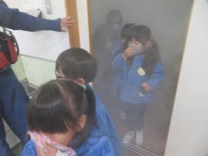 煙体験をしている様子