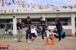 注文のジュースを探している写真