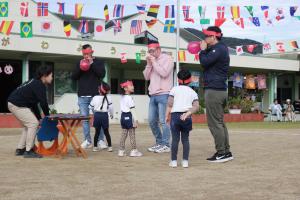 風船をふくらませている写真