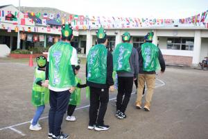 ばったの仮装をして入場している写真