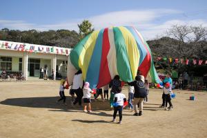 パラバルーンのきのこをしている写真