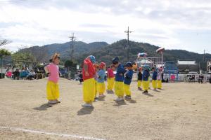 リズムダンスをしている写真