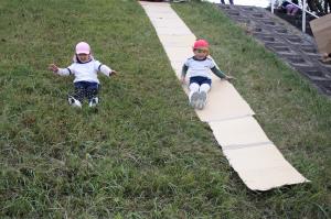 芝滑りをしている写真