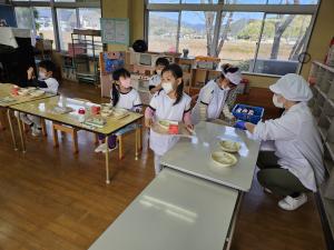 給食を運んでいる写真