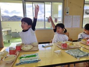 おかわりをしている写真