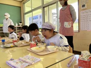 給食を食べている写真