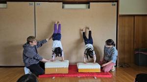 壁倒立をしている写真