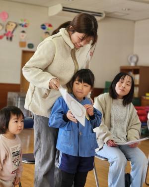 名前の由来を聞いている写真