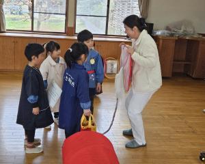 出産劇の説明を聞いている写真