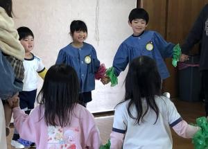 わらべ唄をしている写真