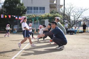 ゴールで抱きしめてもらっている写真