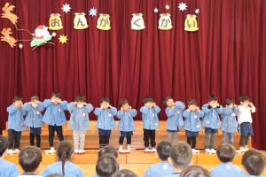 3歳児が歌を歌っているところ