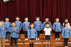 4歳児が歌を歌っているところ