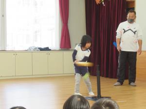 5歳児がバットを振っているところ