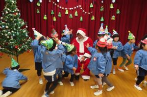 幼稚園にサンタさんが来てくれて、喜んでいるところ