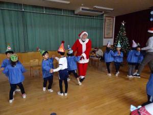 サンタさんにダンスを教えてもらって一緒におどっているところ