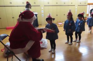 サンタさんにプレゼントをもらっているところ