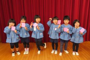 絵本を100冊借りたお友達が表彰をもらっているところ