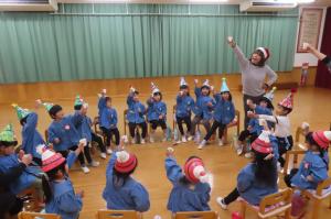 いもほりで掘ったおいもをみんなで食べているところ