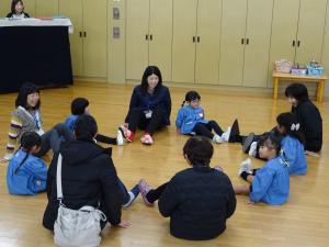 親子でふれあい遊びをしているところ