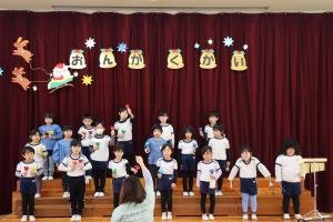 5歳児がハンドベルをしているところ