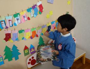 アドベントカレンダーをめくって出た絵本を確認しているところ