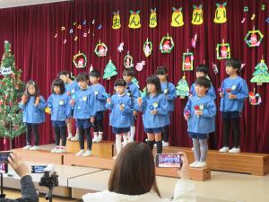 5歳児がハンドベルをしているところ