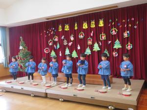 3歳児が合奏をしているところ