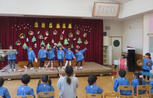 4歳児が合奏しているところ