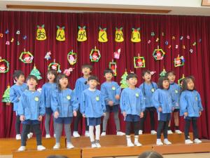 5歳児が歌をうたっているところ