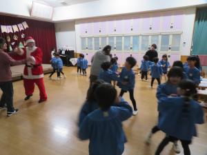 サンタさんと踊っているところ