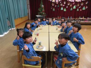 みんなでおやつを食べているところ