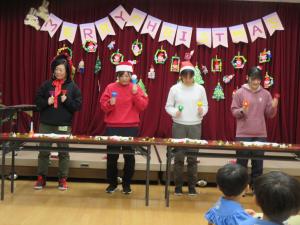 先生がハンドベルをしているところ