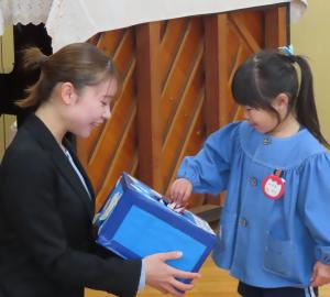 今年の干支や抱負を言ってお年賀をもらっているところ