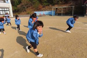 火災を想定した避難訓練を行っているところ