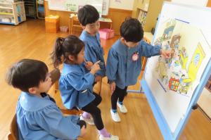 避難訓練後にみんなで防災について考えているところ